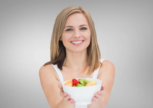 Красивая женщина держит в руках миску с фруктами — стоковое фото