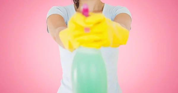Limpador segurando um frasco de spray de limpeza — Fotografia de Stock
