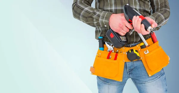 Handyman segurando máquina de broca e prancha — Fotografia de Stock