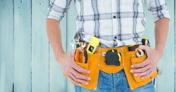 Handyman com cinto de ferramentas em casa — Fotografia de Stock