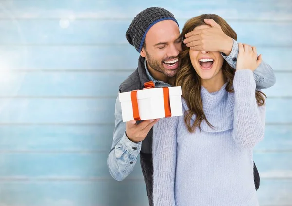 Mann hält Geschenkbox in der Hand — Stockfoto