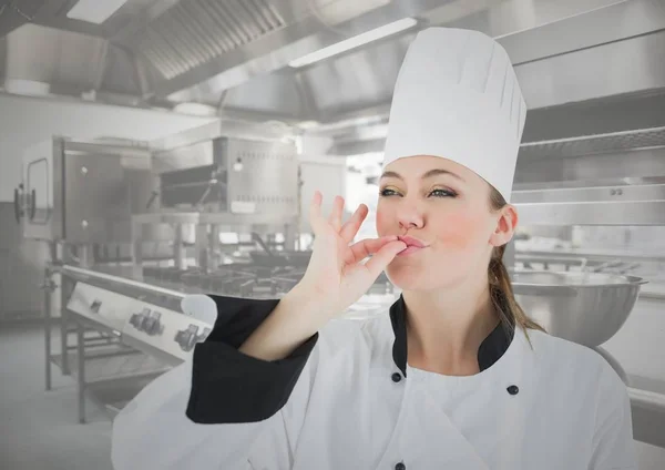 Vrouwelijke chef-kok proeven van voedsel in de keuken — Stockfoto