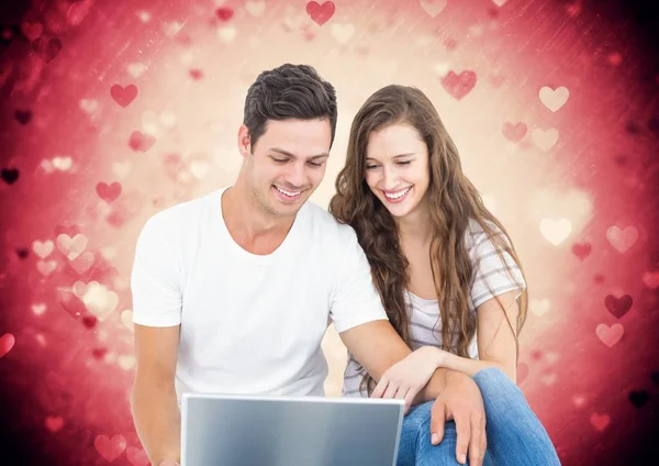 Счастливая пара с помощью ноутбука — стоковое фото