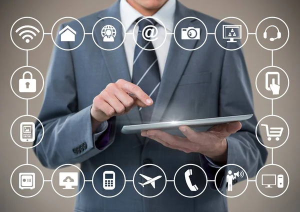 Geschäftsmann mit digitalem Tablet — Stockfoto