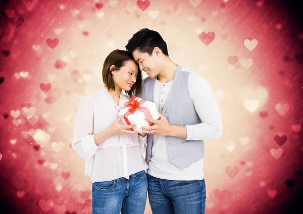 Man giving gift to woman — Stock Photo, Image