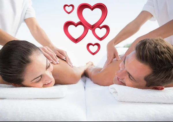 Massagista dando massagem ao casal — Fotografia de Stock