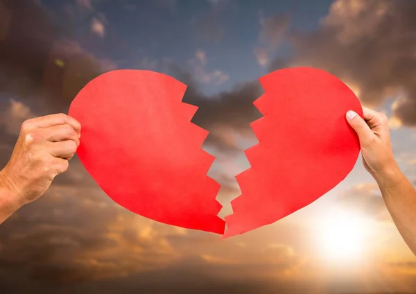 Handen van paar houden van gebroken hart — Stockfoto