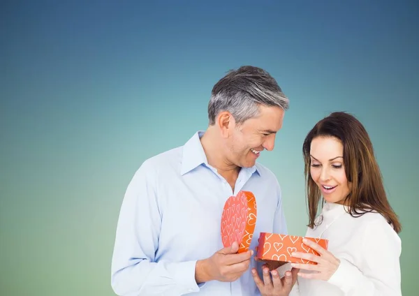 Pareja celebración corazón en forma de caja de regalo — Foto de Stock