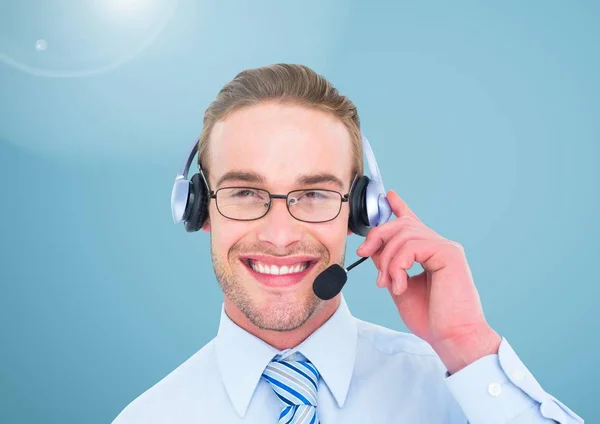 Χαμογελώντας επιχειρηματίας με το ακουστικό στο γραφείο — Φωτογραφία Αρχείου