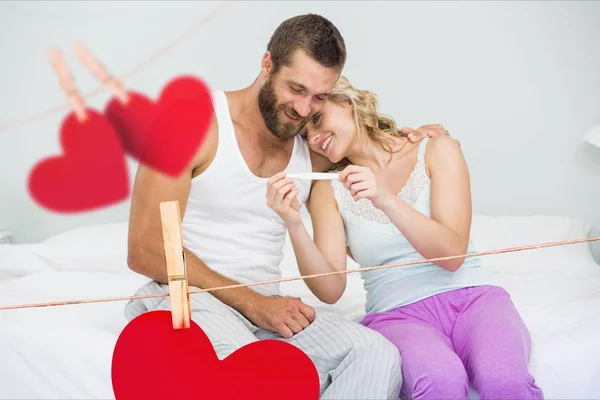 Romantyczna para patrząc na wynik testu ciążowego — Zdjęcie stockowe
