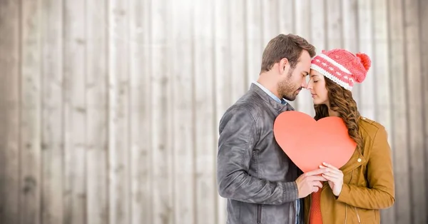 Casal romântico segurando um coração — Fotografia de Stock