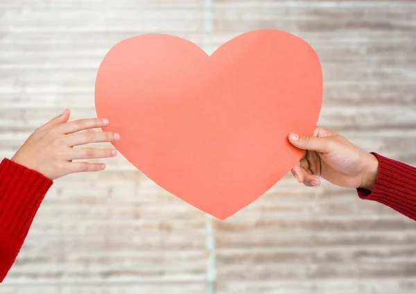 Manos de pareja sosteniendo la forma del corazón —  Fotos de Stock