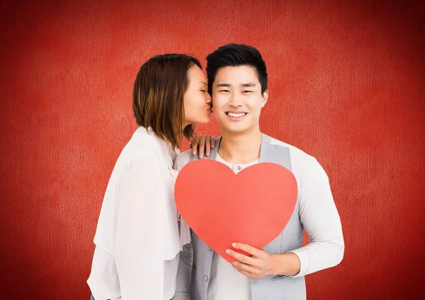 Romántica pareja besándose con el corazón de San Valentín —  Fotos de Stock