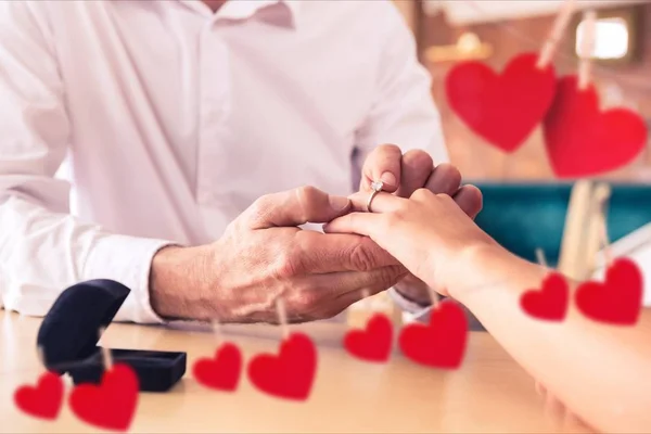 Pareja romántica intercambio de anillos —  Fotos de Stock