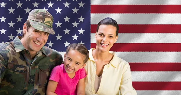 Familia contra bandera americana — Foto de Stock