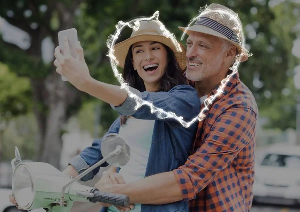 Casal feliz tomando selfie em scooter — Fotografia de Stock