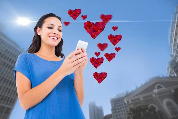 Mujer usando teléfono móvil —  Fotos de Stock