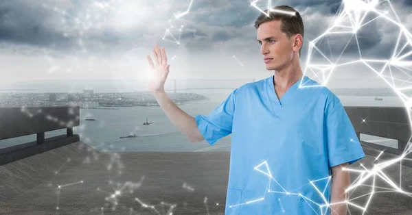 Médico usando tela sensível ao toque futurista — Fotografia de Stock