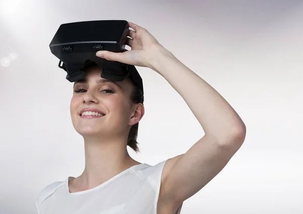 Frau mit Virtual-Reality-Headset — Stockfoto