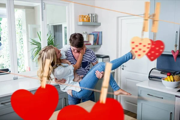 Pendurado coração vermelho e casal romântico — Fotografia de Stock