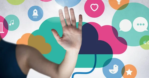 Hand gegen Cloud-Computing-Symbole — Stockfoto