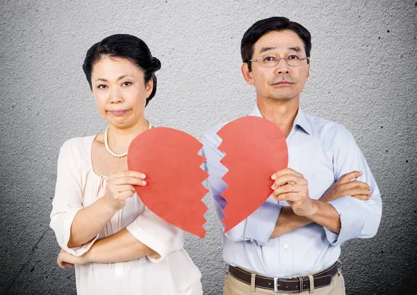 Missnöjd äldre par hålla brustet hjärta — Stockfoto
