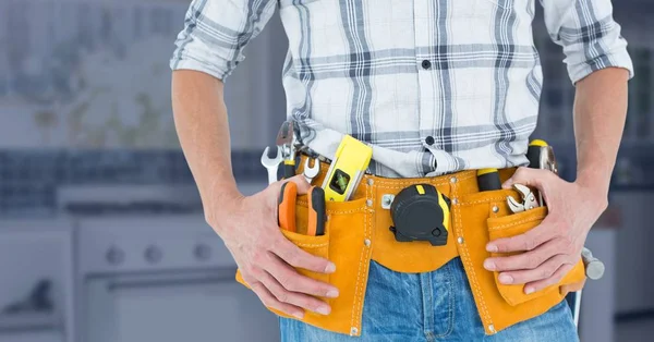 Handy man met gereedschap riem — Stockfoto