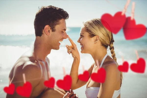 Romantiska par njuter på stranden — Stockfoto