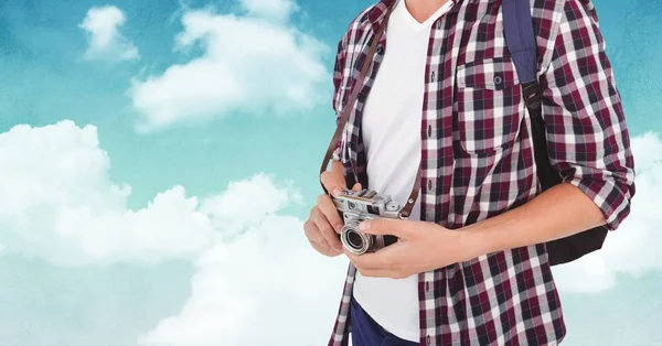 Человек с рюкзаком и цифровой камерой — стоковое фото