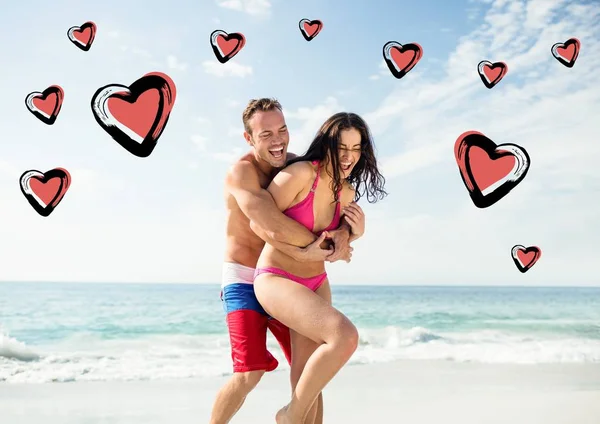 Casal feliz se divertindo na praia — Fotografia de Stock