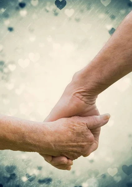 Hand van senior paar hand in hand — Stockfoto