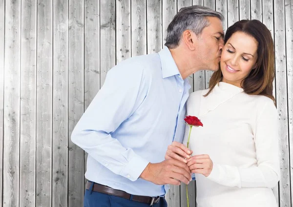 Mannen som kysser samtidigt ge röd ros till kvinna — Stockfoto