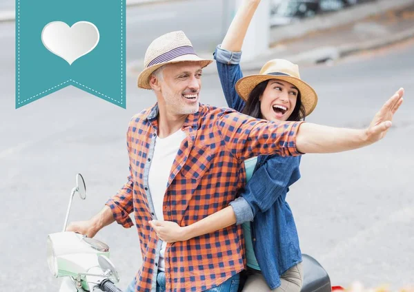 Casal feliz em scooter na rua — Fotografia de Stock
