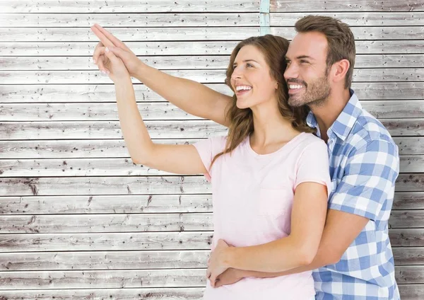 Casal feliz apontando à distância — Fotografia de Stock