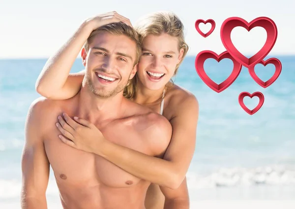 Retrato de casal romântico abraçando na praia — Fotografia de Stock