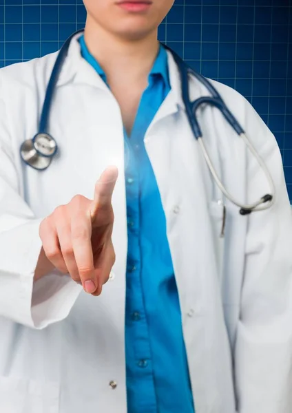 Ženský lékař dotýká virtuální obrazovky — Stock fotografie