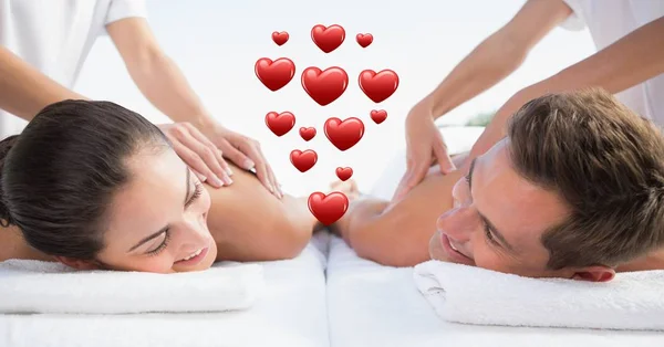 Massören ger massage till par på spa — Stockfoto