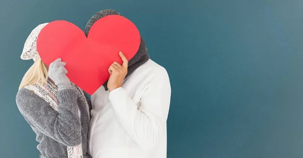 Çift yüzlerini kırmızı kalp ile gizleme — Stok fotoğraf