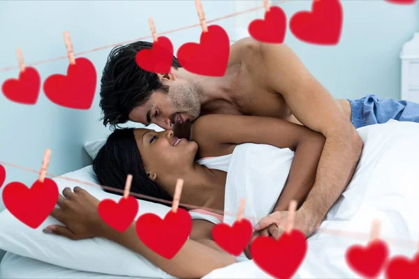 Paar macht Romantik im Schlafzimmer zu Hause — Stockfoto