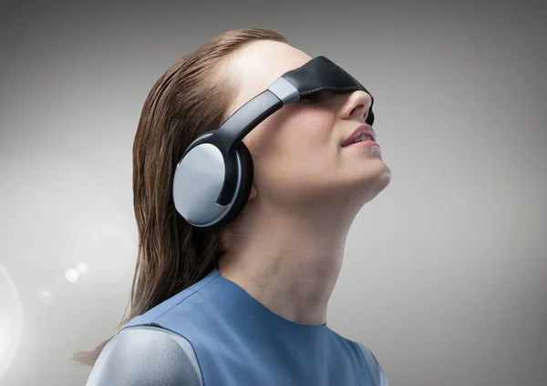 Mujer usando auriculares de realidad virtual — Foto de Stock