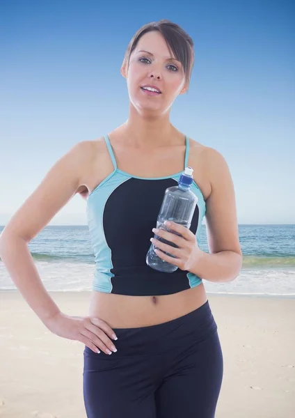 Femme debout avec bouteille d'eau — Photo