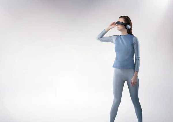 Mujer usando auriculares de realidad virtual — Foto de Stock