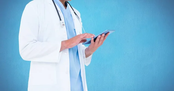 Digitális tablettát használó orvos — Stock Fotó
