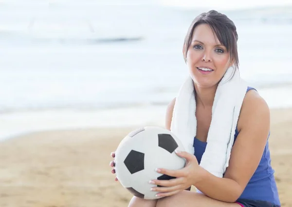Kobieta trzyma piłka nożna na plaży — Zdjęcie stockowe