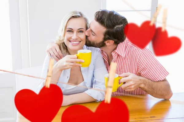 Hombre besando a una mujer — Foto de Stock