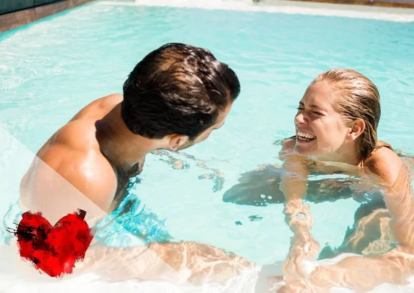 Paar hat Spaß im Schwimmbad — Stockfoto