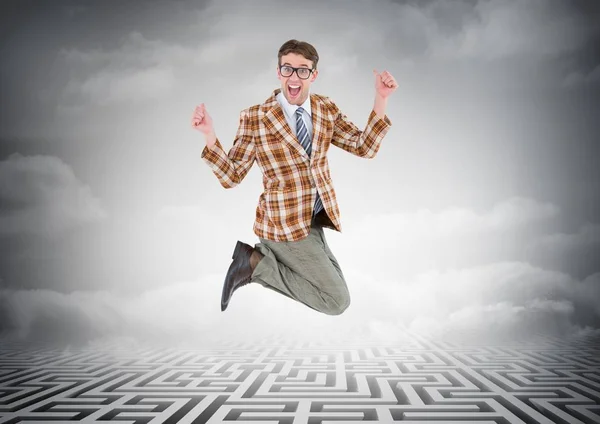 Uomo d'affari saltando oltre labirinto — Foto Stock