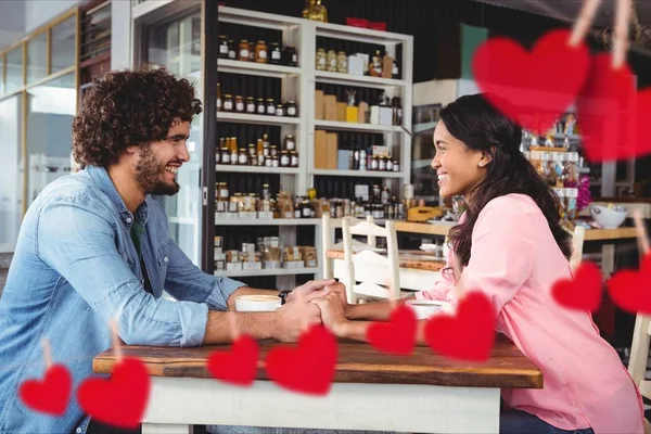 Romantický pár hospodářství ruce v restauraci — Stock fotografie