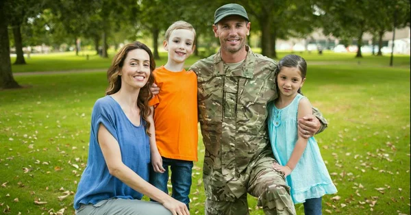 Soldat gjenforent med familien – stockfoto