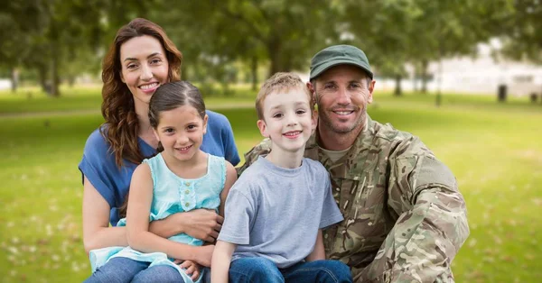 Soldat gjenforent med familien – stockfoto